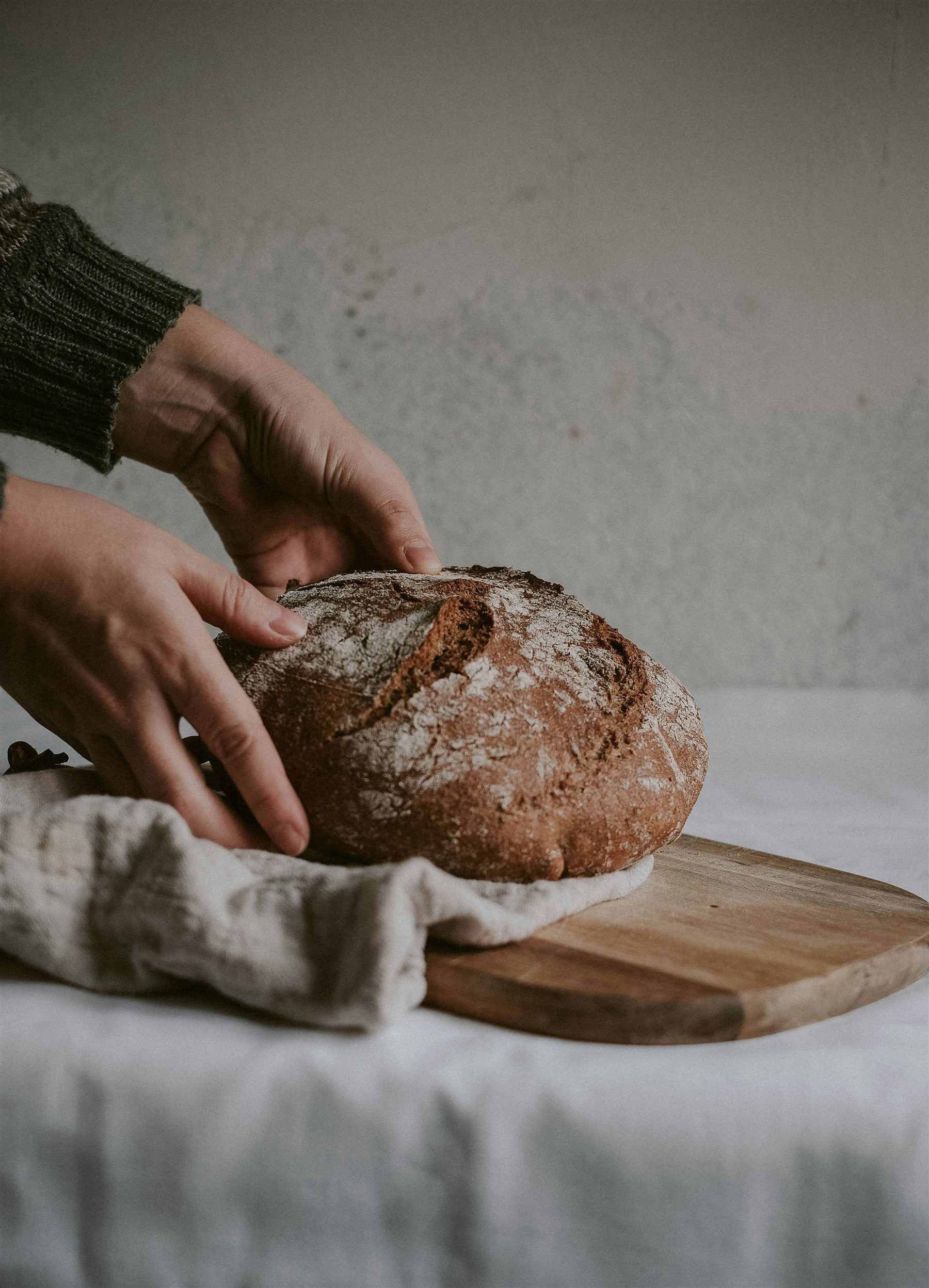 Pâine artizanală rustică, proaspăt scoasă din cuptor